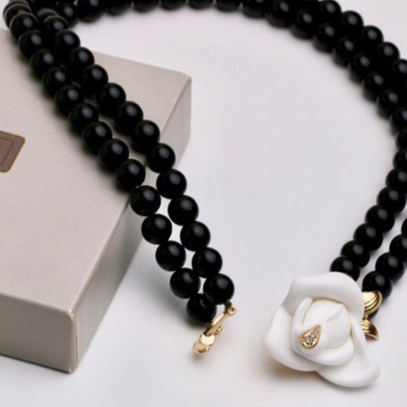 1980’ KJL for Avon resin white rose beaded necklace - Picture 3 of 6